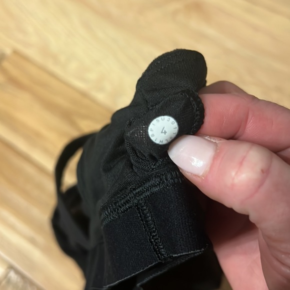 Lululemon cross back tank top with built in bra, black Size 4 - Picture 4 of 4